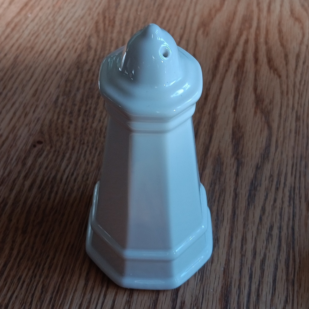 Pfaltzgraff  Heritage Pepper Shaker